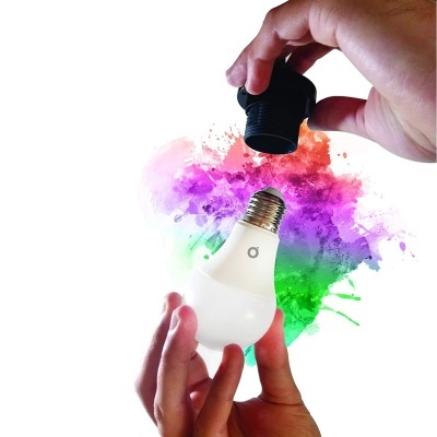 Lâmpada LED branca com base metálica e peça preta a ser desapertada, fundo com tinta colorida.