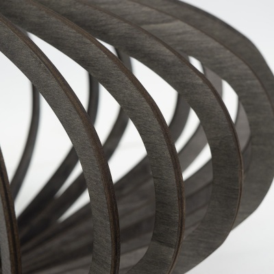 Estrutura decorativa em madeira escura com padrão espiral