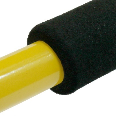 pega cilíndrica amarela com capa preta de espuma