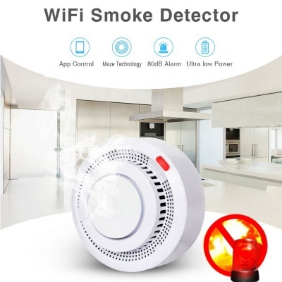 detetor de fumo WiFi branco com botão vermelho em ambiente de cozinha branca