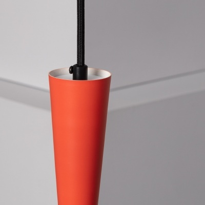 Candeeiro pendente cónico laranja e branco suspenso