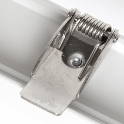 Fecho de mola metálico prateado fixado em superfície branca