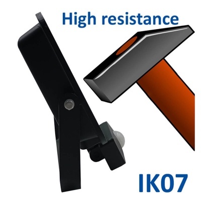 Equipamento metálico preto com martelo e texto High resistance e IK07