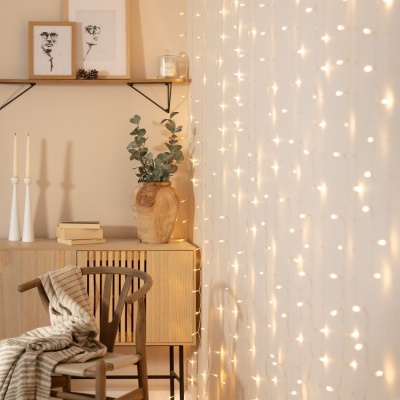 Cortina de luzes LED brancas com decoração de sala clara e aconchegante