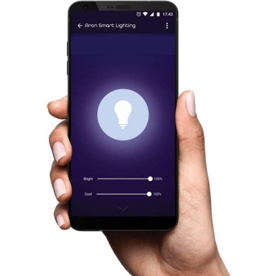 Smartphone preto com aplicação de controlo de iluminação em ecrã