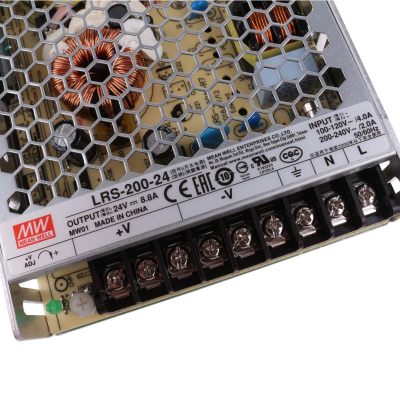 Fonte de alimentação Mean Well LRS-200-24 com tampo metálico perfurado e terminais de ligação.