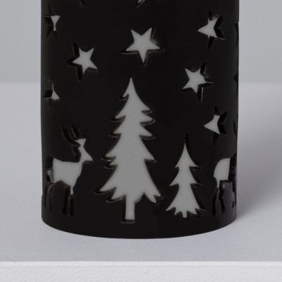 Lanterna preta com recortes de temas de Natal sobre superfície branca