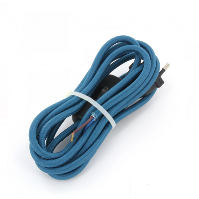Cabo elétrico azul com plugue preto e fio exposto