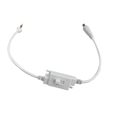 Cabo elétrico branco com interruptor e conectores