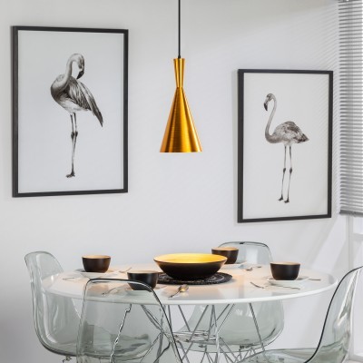 Mesa de jantar redonda branca com cadeiras transparentes e lâmpada dourada pendente