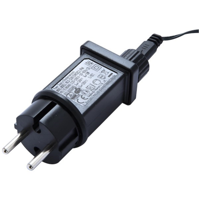 Carregador preto com etiqueta técnica e cabo preto