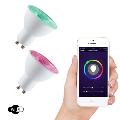 duas lâmpadas GU10 coloridas e smartphone com aplicação de controlo de luz