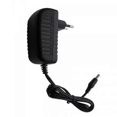 Adaptador de energia preto com ficha europeia e cabo negro