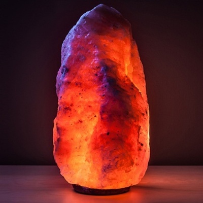 Lâmpada de sal do Himalaia laranja-avermelhada brilhante com base preta