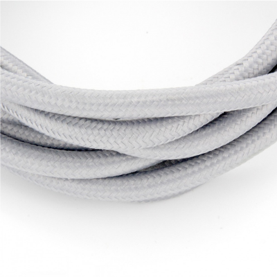 Cabo cinza claro tecido com textura trançada em fundo branco