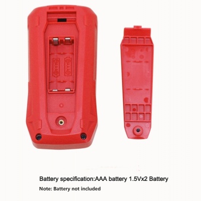 Aparelho vermelho com compartimento para pilhas AAA aberto e texto de especificação de baterias