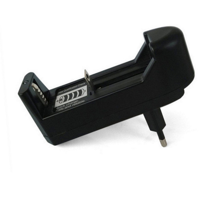 Carregador de baterias recarregáveis preto com ficha elétrica e texto visível