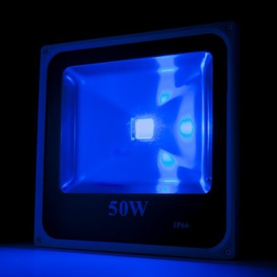 Projetor LED quadrado preto com luz azul e texto 50W IP66