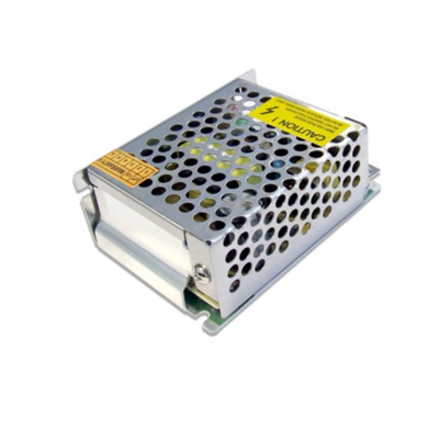 Fonte de alimentação metálica prateada com ventilação circular e etiquetas de aviso amarelas