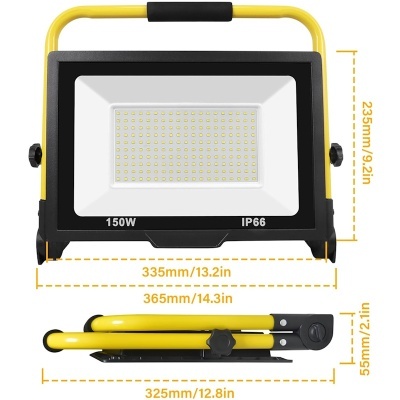 Projetor LED portátil preto com suporte amarelo e potência 150W