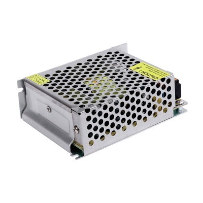 Fonte de alimentação metálica prateada com ventilação e etiqueta amarela