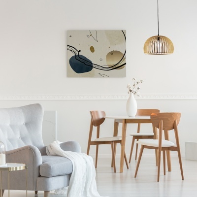 Sala de estar e jantar com móveis e decoração em tons claros, quadro abstrato e candeeiro de teto