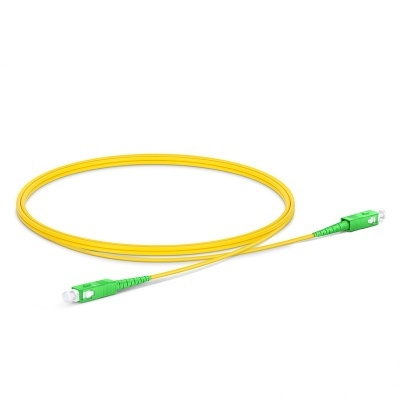 Cabo de fibra ótica amarelo com conetores verdes em fundo branco