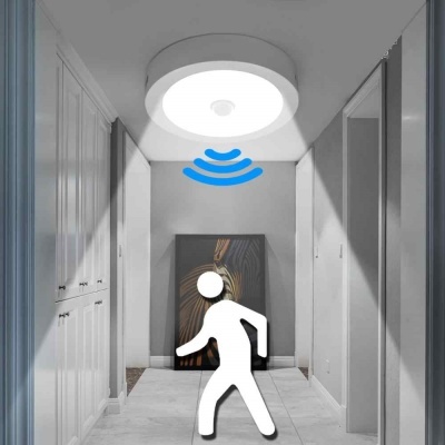 Corredor interior com armários brancos e luminária de teto com ícone azul de Wi-Fi