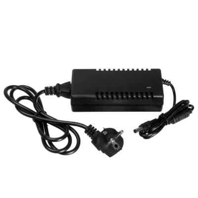 Transformador de energia preto com fichas num fundo branco