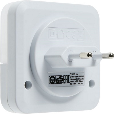 Plugue elétrico branco com dois pinos redondos metálicos e etiqueta técnica