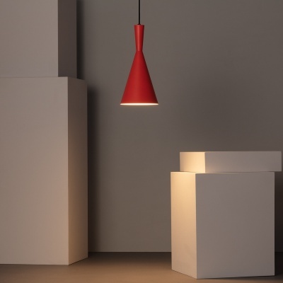 Candeeiro pendente vermelho com duas estruturas brancas geométricas