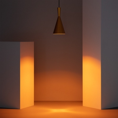 Candeeiro de teto dourado em espaço interior minimalista iluminado