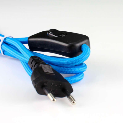 Cabo elétrico azul com ficha preta e interruptor preto