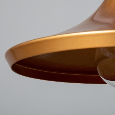 Cúpula metálica dourada de abajur com lâmpada exposta