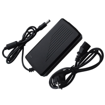 Transformador adaptador de corrente preto com cabos