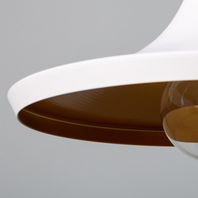 Candeeiro de tecto branco com interior castanho e lâmpada visível