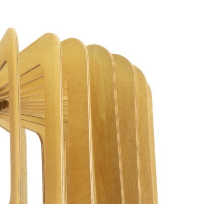 Estrutura de madeira compensada clara com lâminas verticais arredondadas