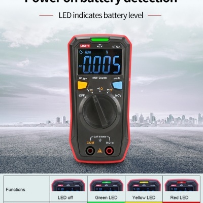 Multímetro digital com ecrã LCD azul e corpo preto e vermelho em fundo cinzento com texto explicativo.