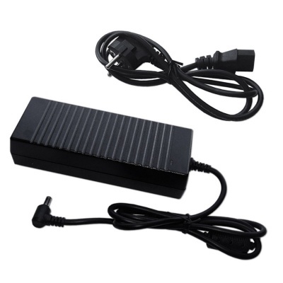 Carregador preto com cabo e conector de tomada