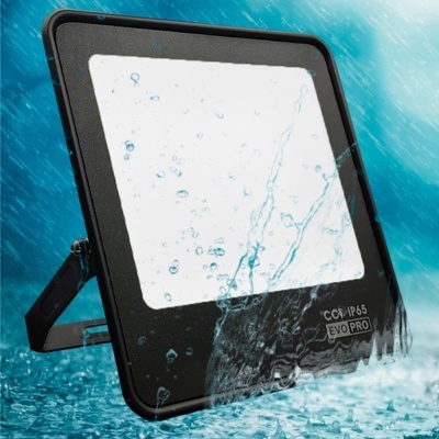 Projetor LED preto resistente à água em ambiente chuvoso