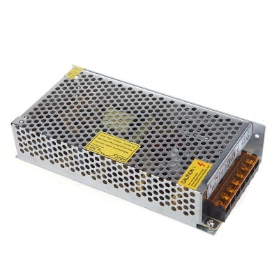 Fonte de alimentação metálica perfurada com etiquetas amarelas