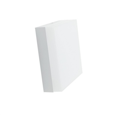 Caixa branca de papelão em fundo branco