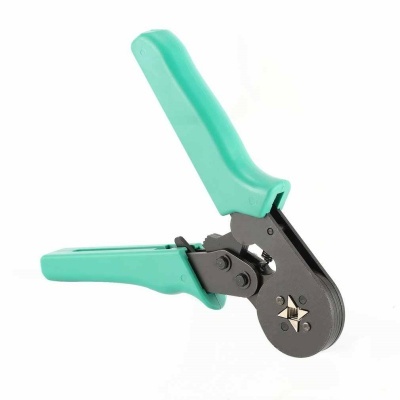 Ferramenta de crimpagem com punhos verdes e corpo metálico preto