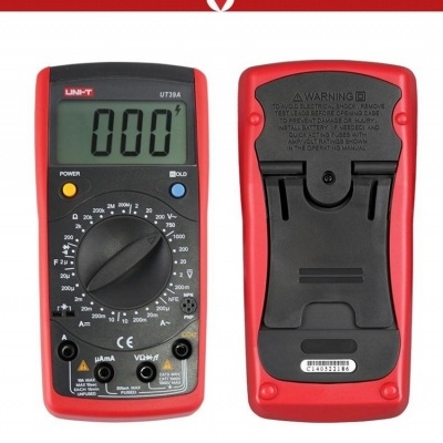 Multímetro digital UNI-T UT39A vermelho e preto, vista frontal e traseira