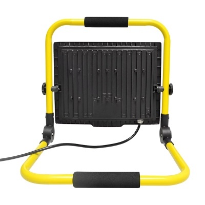 Luz de trabalho com estrutura amarela e painel preto