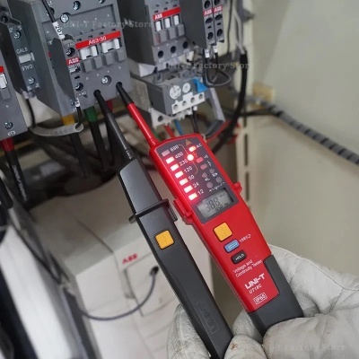 Dispositivo de medição elétrica UNI-T UT139C em painel elétrico