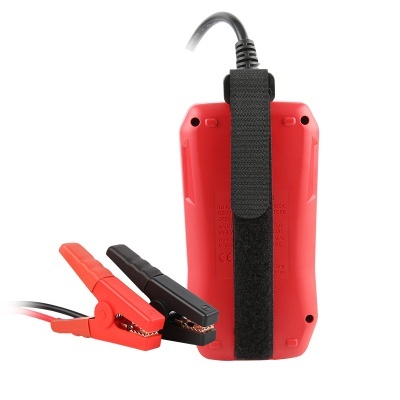 Carregador vermelho com abraçadeiras vermelha e preta e tira de velcro.