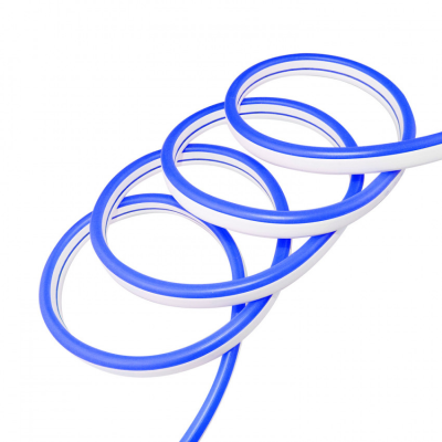 Fio LED flexível azul enrolado em espiral sobre fundo branco