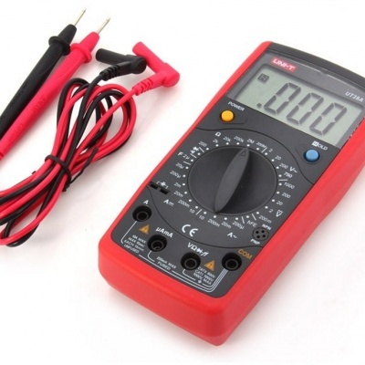 Multímetro digital com cabos de teste preto e vermelho