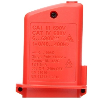 Dispositivo eletrônico vermelho com especificações técnicas gravadas.